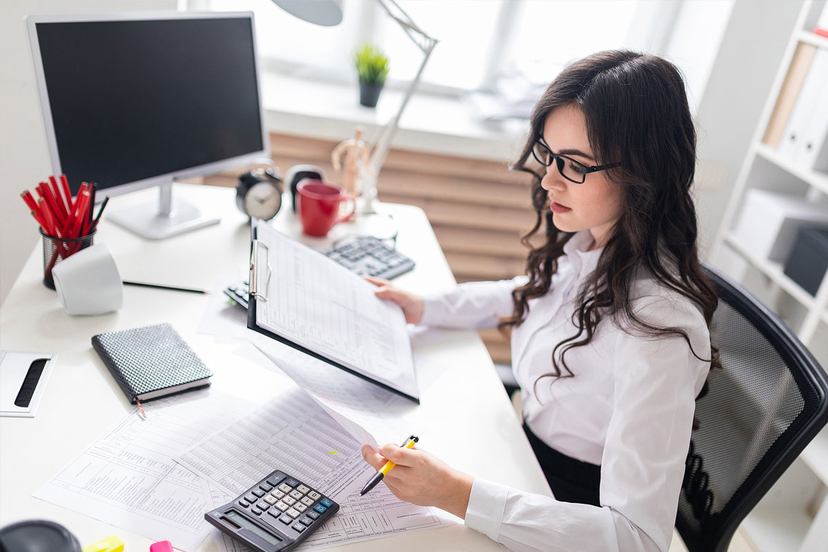 Woman doing Spanish tax returns