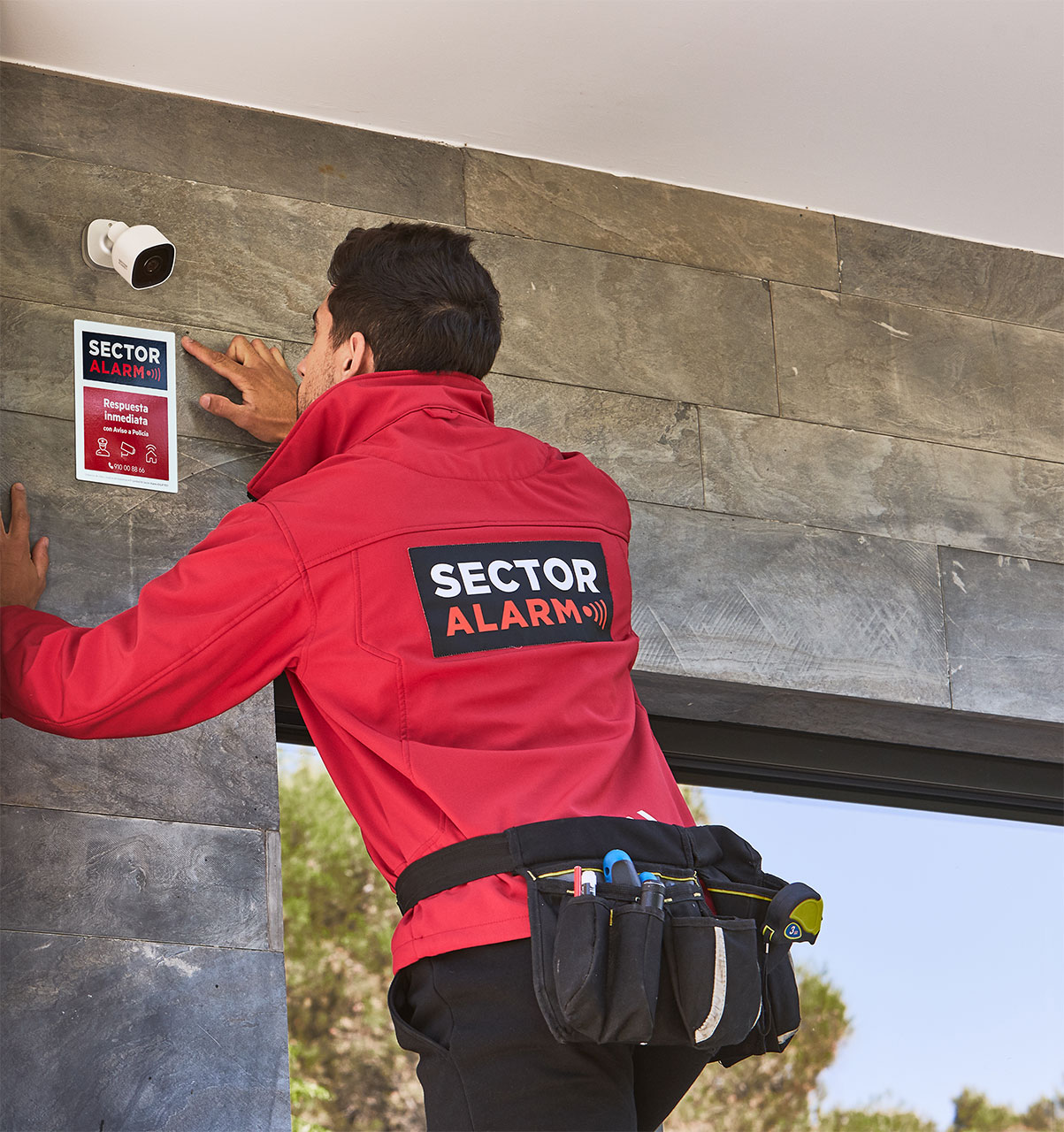 Sector Alarm installer installs camera